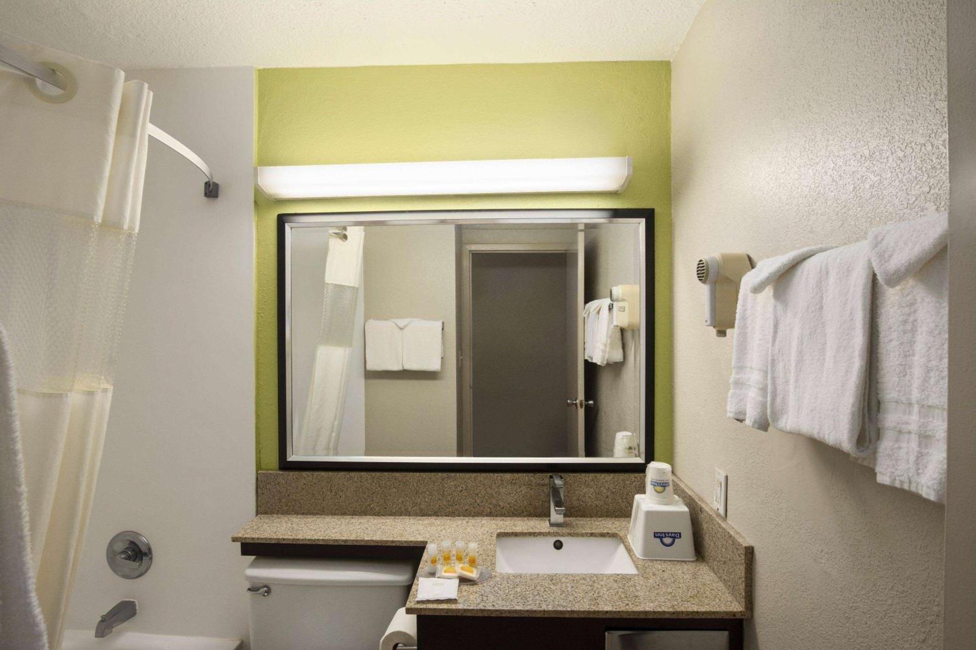 Days Inn By Wyndham Rome Downtown Exterior foto